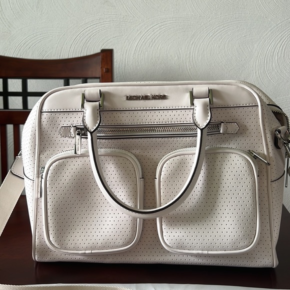 Michael Kors white Hanover bag, crossbody or regular carry. - Picture 5 of 7